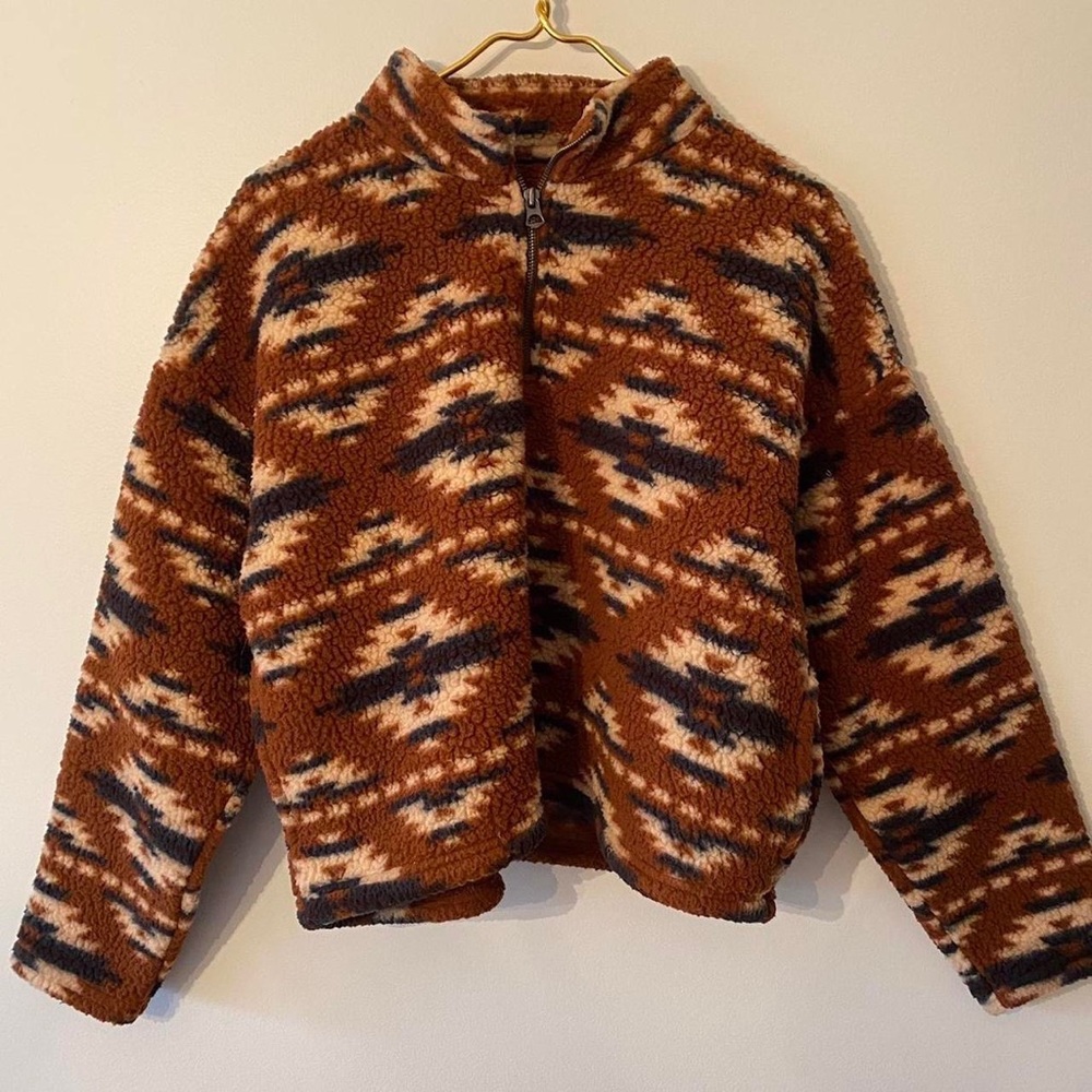 American Eagle geometric print cropped sherpa zip-up🤎